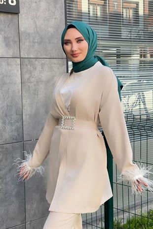 Kolları Tüylü Taş Kemerli Pantolonlu Takım Krem