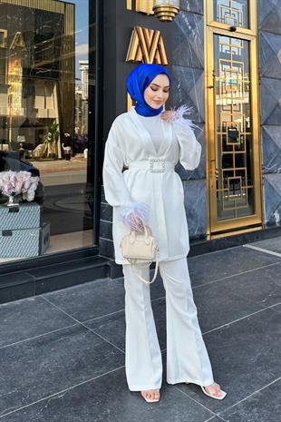 Kolları Tüylü Taş Kemerli Pantolonlu Takım Beyaz