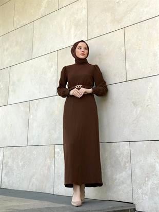 Kollları Lastikli Zincir Kemerli Bürümcük Elbise Kahverengi