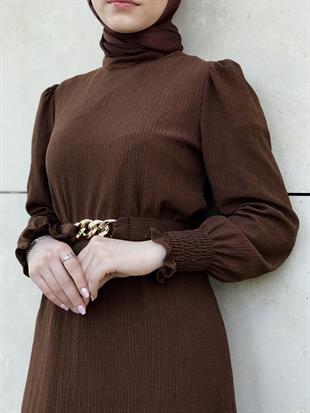 Kollları Lastikli Zincir Kemerli Bürümcük Elbise Kahverengi