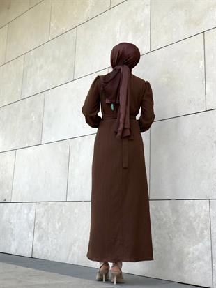 Kollları Lastikli Zincir Kemerli Bürümcük Elbise Kahverengi