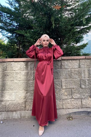 Kolu ve Boynu İncili Abiye Gül Kurusu