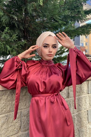 Kolu ve Boynu İncili Abiye Gül Kurusu