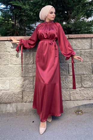 Kolu ve Boynu İncili Abiye Gül Kurusu