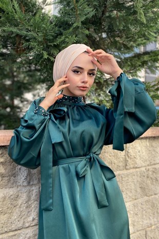 Kolu ve Boynu İncili Abiye Zümrüt