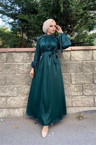 Kolu ve Boynu İncili Abiye Zümrüt