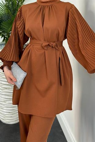 Lucetta Kolları Pliseli Takım Taba