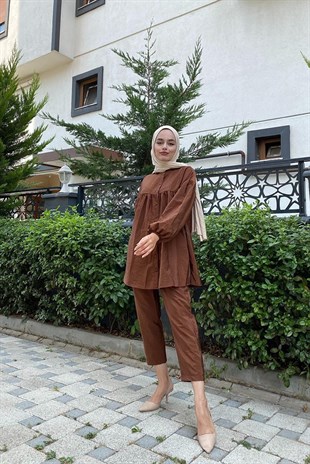 Merven Akyüz Yakası Fırfırlı Düğmeli Takım Kahverengi 04979