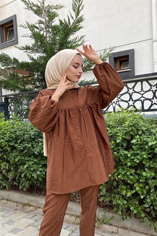 Merven Akyüz Yakası Fırfırlı Düğmeli Takım Kahverengi 04979
