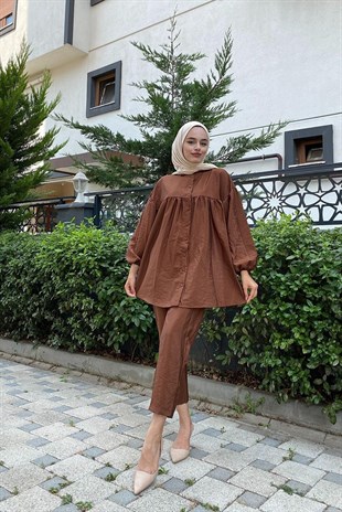Merven Akyüz Yakası Fırfırlı Düğmeli Takım Kahverengi 04979