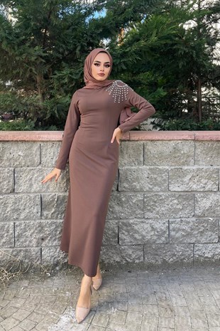 Omzu Taş Detaylı Elbise Kahverengi
