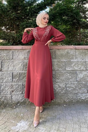Önü Taşlı Kemerli Elbise Kiremit
