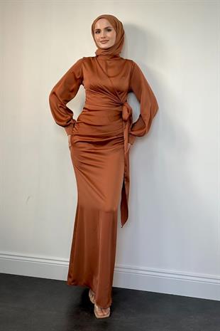 Orlenda Drape Detay Balık Saten Abiye Taba