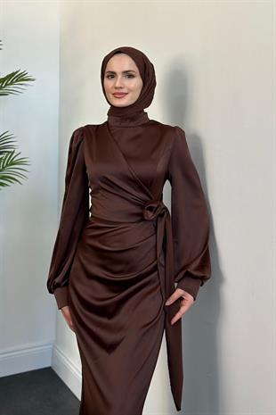 Orlenda Drape Detay Balık Saten Abiye Kahverengi