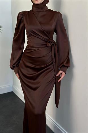 Orlenda Drape Detay Balık Saten Abiye Kahverengi