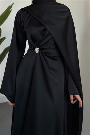 Pelora Yandan Pelerinli Saten Abiye Siyah