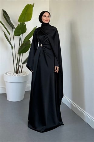 Pelora Yandan Pelerinli Saten Abiye Siyah