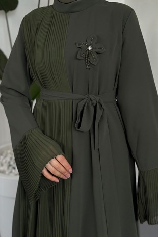Sarah Yandan Tokalı Elbise Haki  