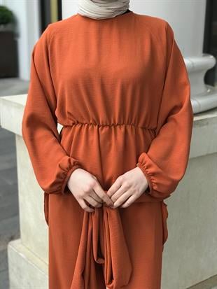 Tuniği Kuşaklı Dolamalı Pantolonlu Takım Kiremit