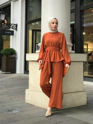 Tuniği Kuşaklı Dolamalı Pantolonlu Takım Kiremit