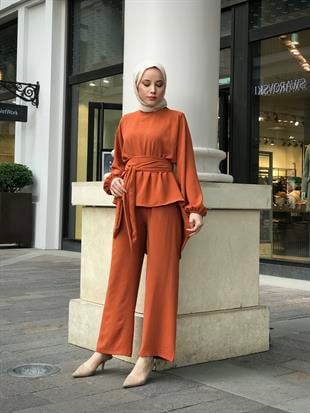 Tuniği Kuşaklı Dolamalı Pantolonlu Takım Kiremit