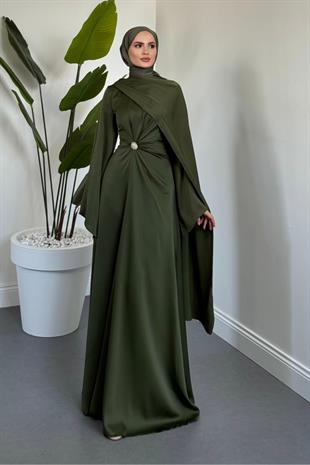 Wave Broşlu Pelerinli Saten Abiye Haki