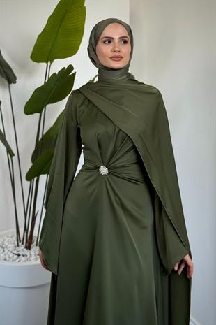 Wave Broşlu Pelerinli Saten Abiye Haki