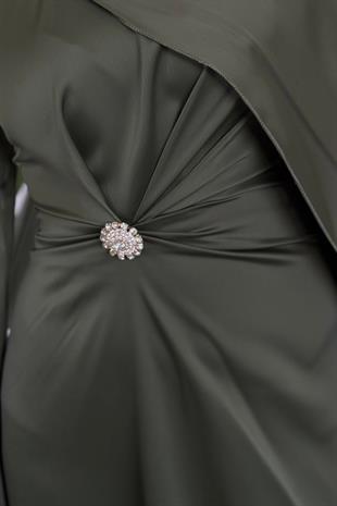 Wave Broşlu Pelerinli Saten Abiye Haki