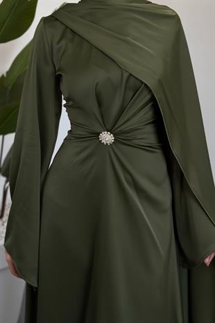 Wave Broşlu Pelerinli Saten Abiye Haki