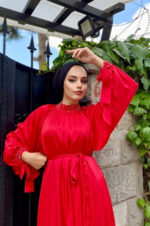Yakası ve Kolu Boncuklu Saten Abiye Kırmızı