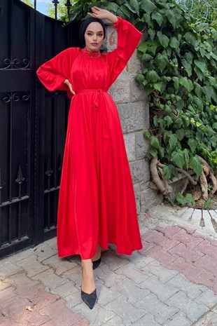 Yakası ve Kolu Boncuklu Saten Abiye Kırmızı