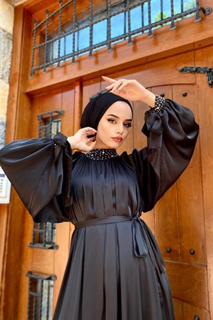 Yakası ve Kolu Boncuklu Saten Abiye Siyah