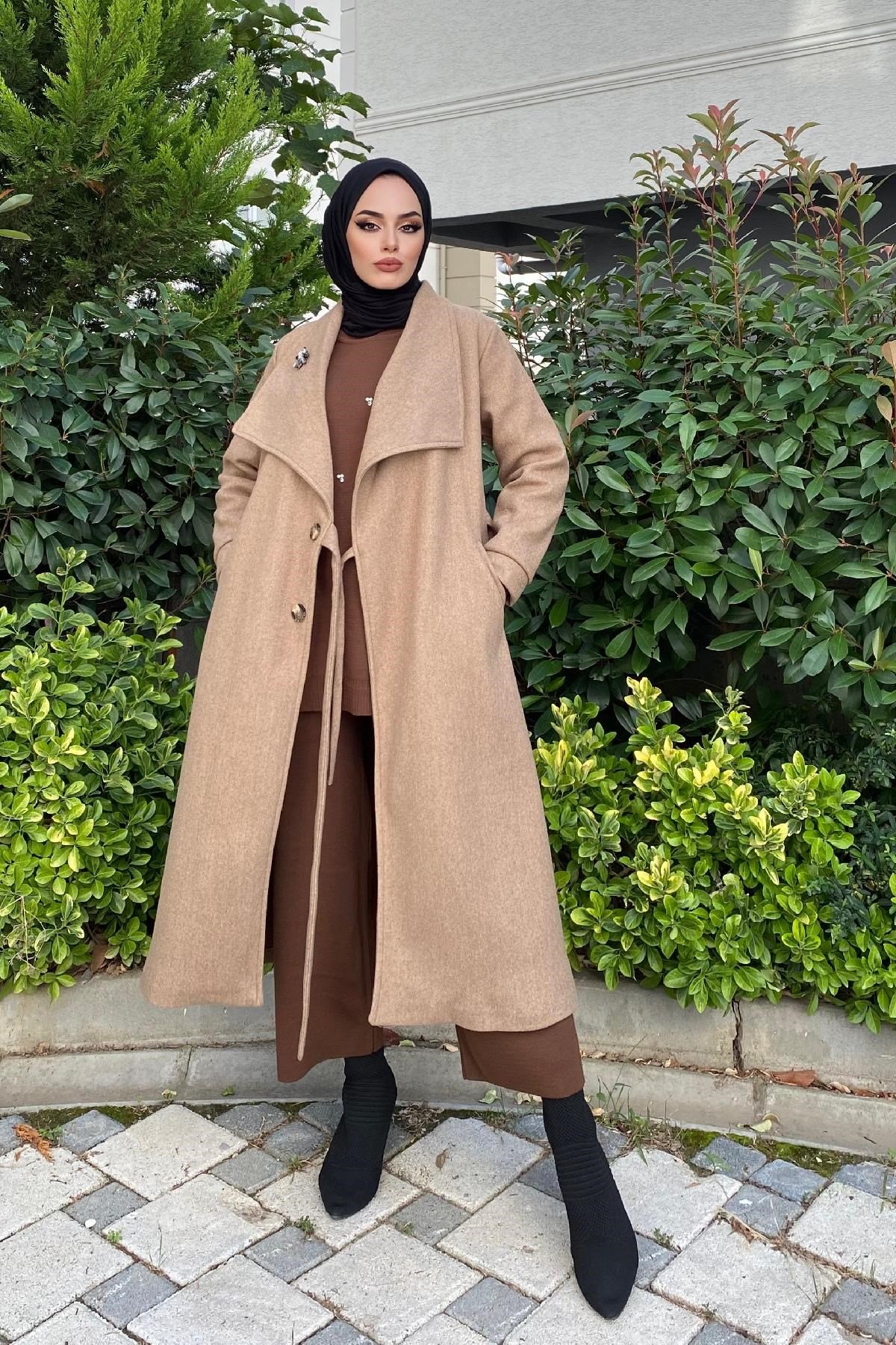 Bronş Detaylı Yandan Bağlamalı Kaşe Kaban Sütlü
