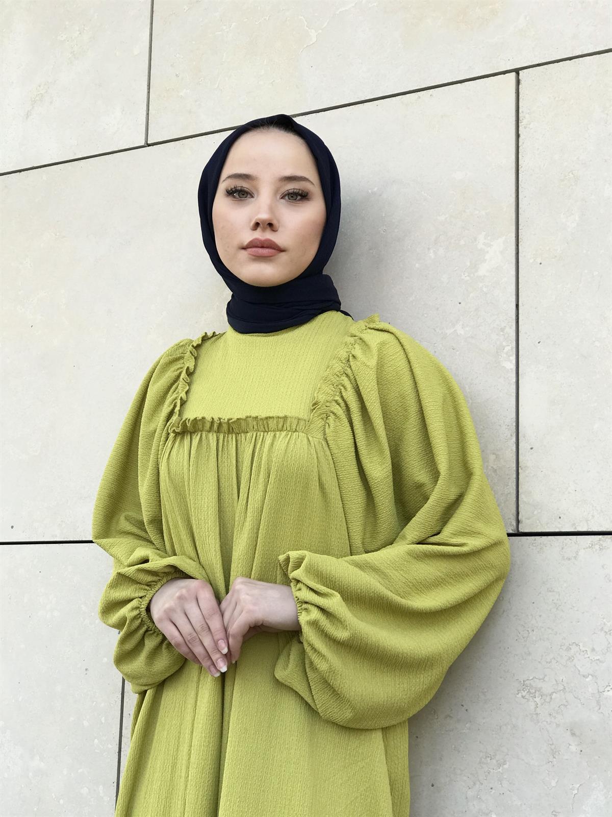 Geniş Balon Kol Yakası Mini Fırfırlı Tesettür Elbise Yağ Yeşili – Merven  Akyüz | Tesettür Giyim