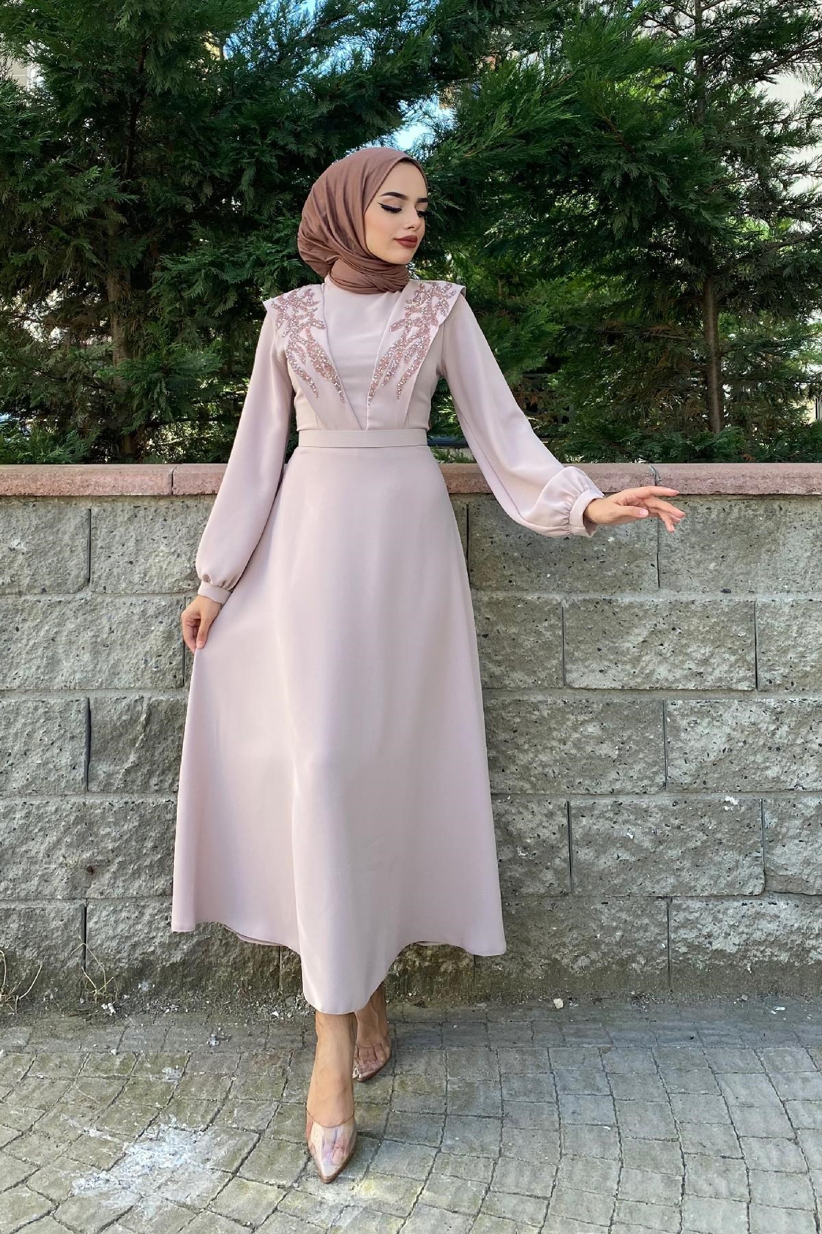 Önü Taşlı Kemerli Elbise Bej | Merven Akyüz | Tesettür Modası