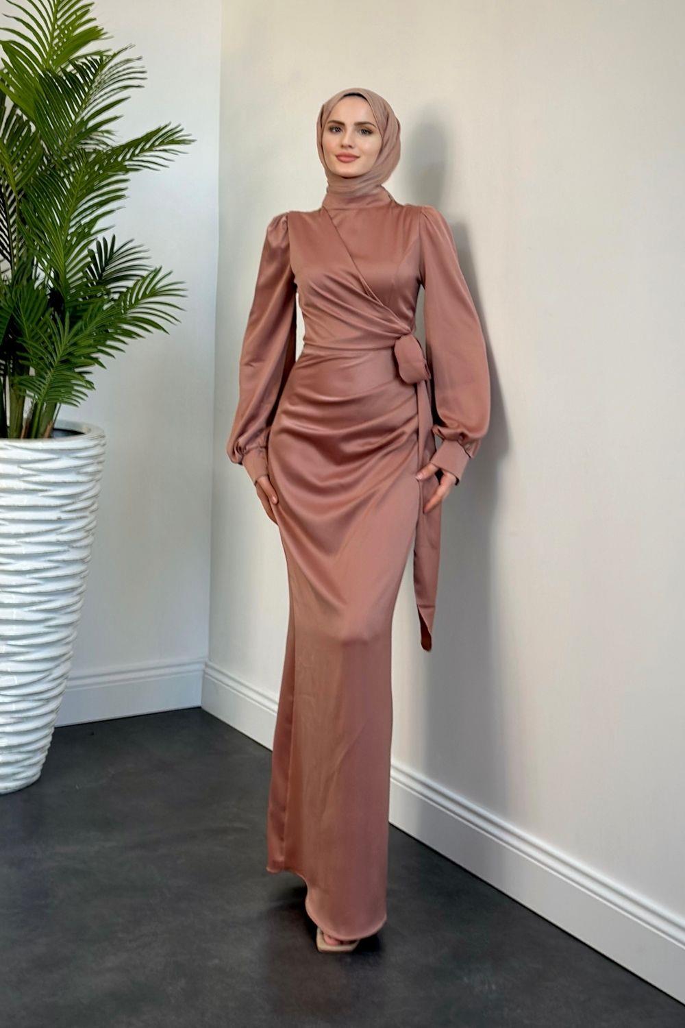 Orlenda Drape Detay Balık Saten Abiye Pudra
