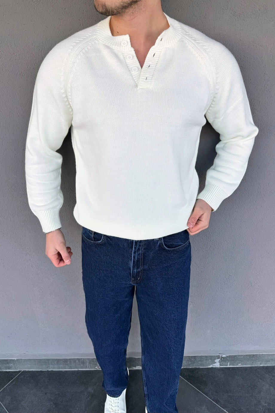 BEYAZ HAKİM YAKA 3 DÜĞMELİ TRİKO KAZAK