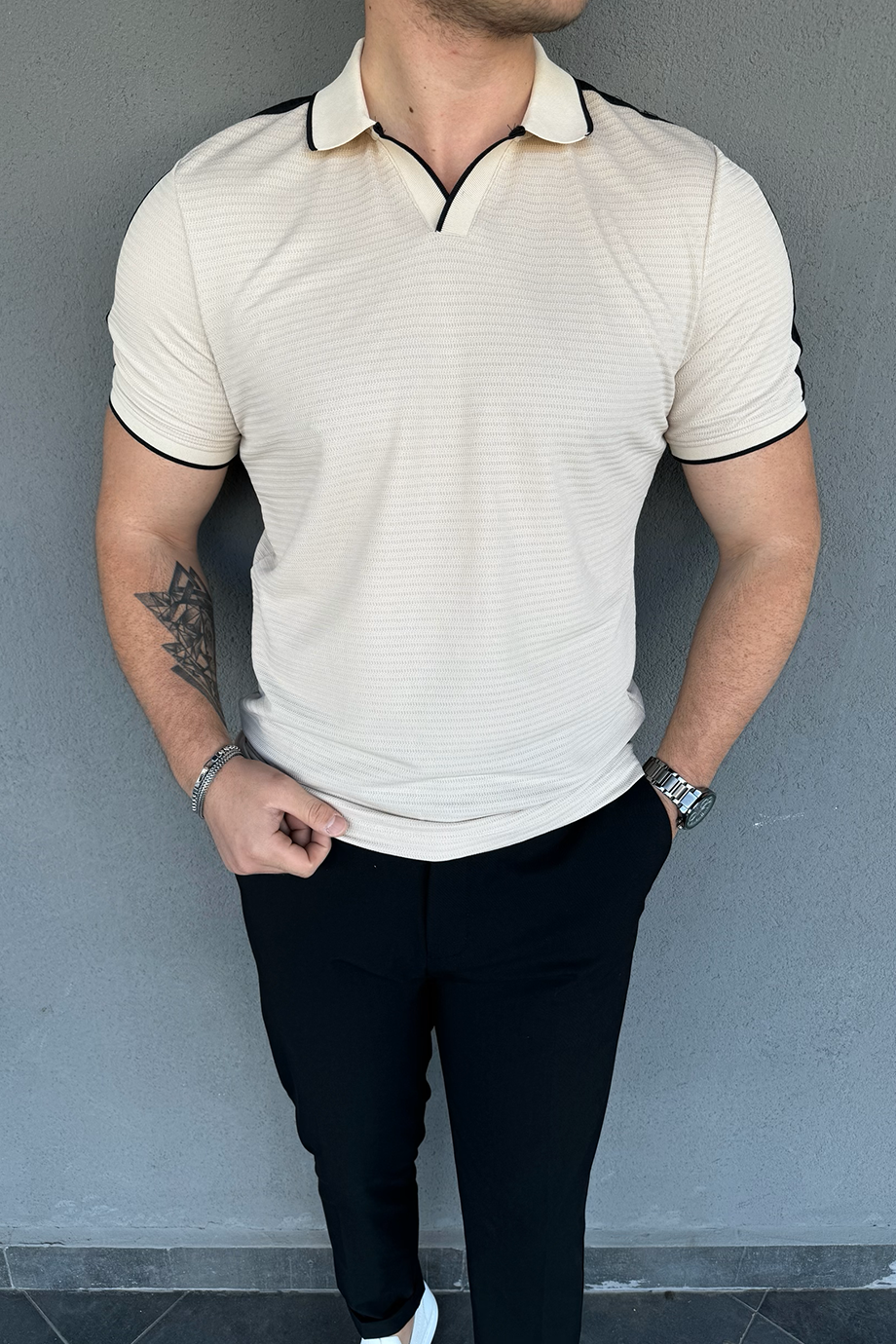 BEJ AÇIK YAKA KOL ŞERİT DETAYLI T-SHİRT