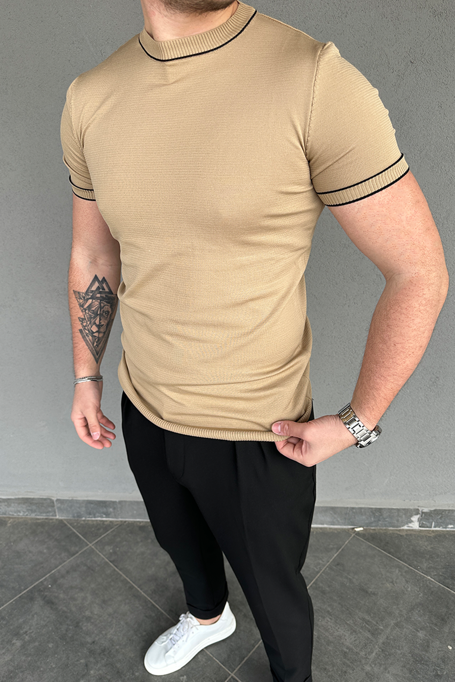 BEJ BOYUN VE KOL ÇİZGİLİ TRİKO