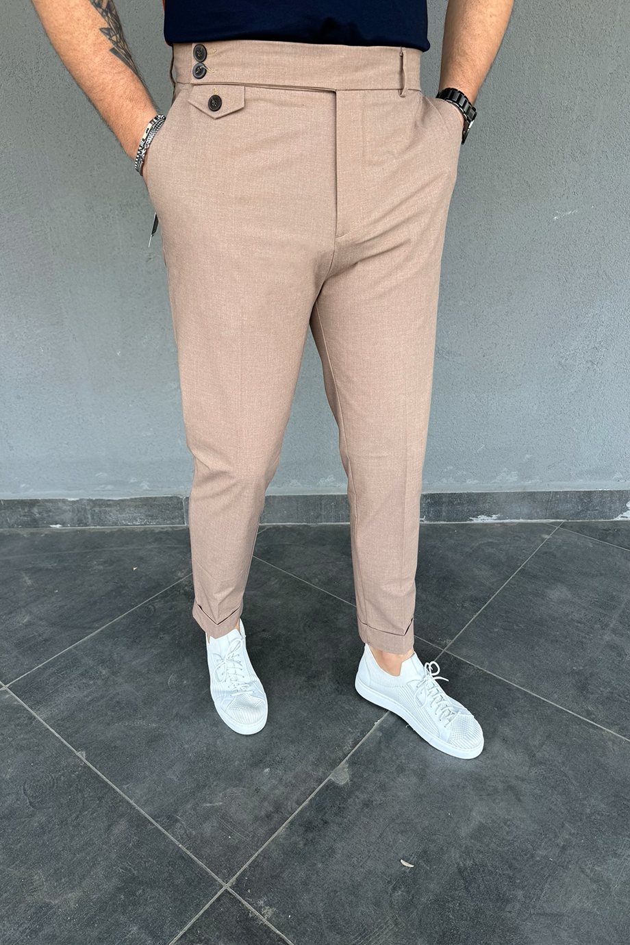 BEJ DÜĞME VE CEPÇİK DETAYLI İTALYAN KESİM PANTALON