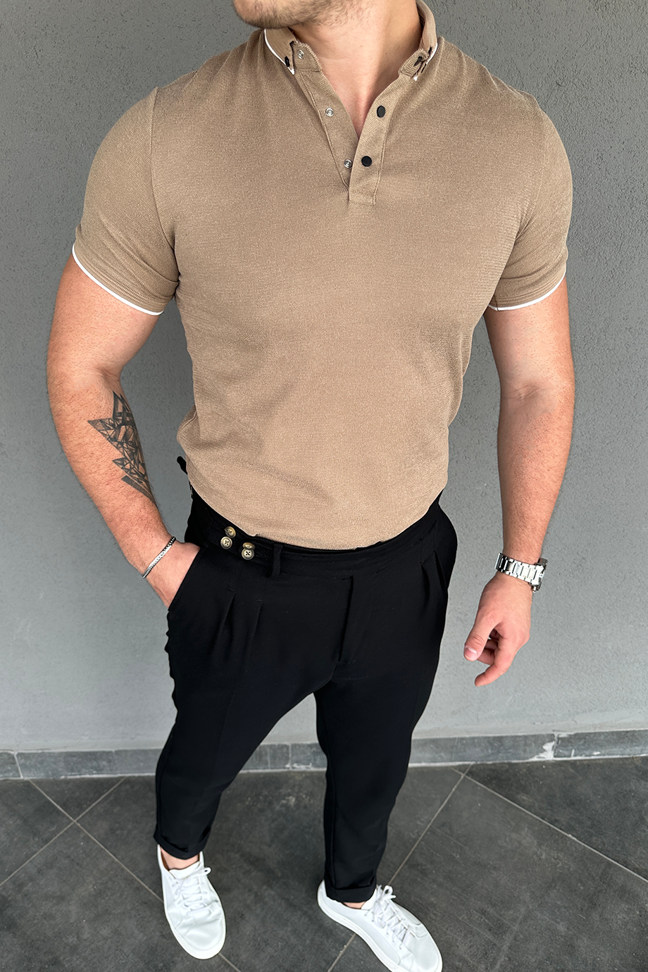 BEJ YAKA VE KOL DETAYLI POLO YAKA T-SHİRT
