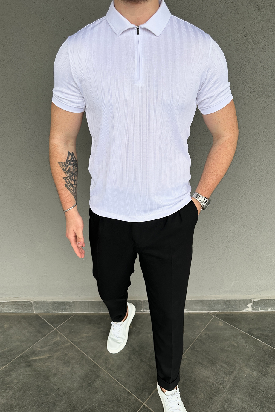 BEYAZ FERMUAR DETAYLI T-SHİRT