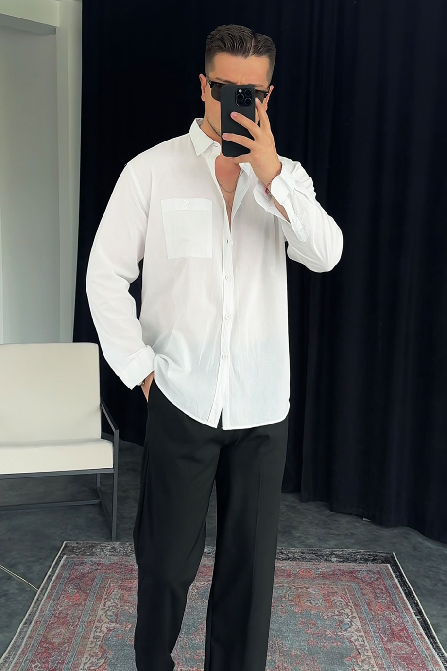 BEYAZ GÖĞÜS CEP VE BASKI DETAYLI GÖMLEK