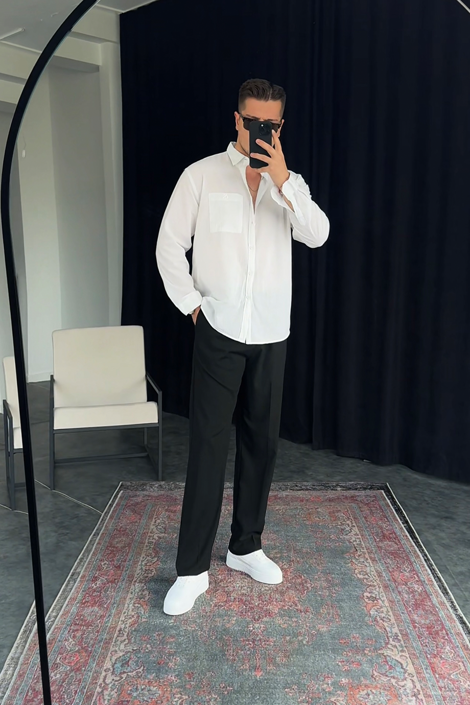 BEYAZ GÖĞÜS CEP VE BASKI DETAYLI GÖMLEK