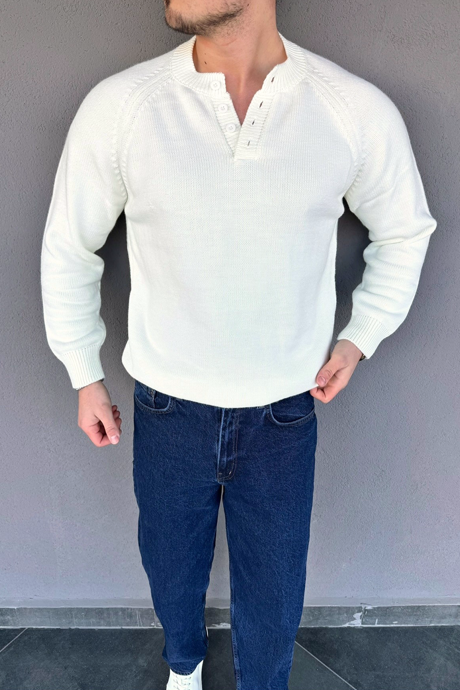 BEYAZ HAKİM YAKA 3 DÜĞMELİ TRİKO KAZAK