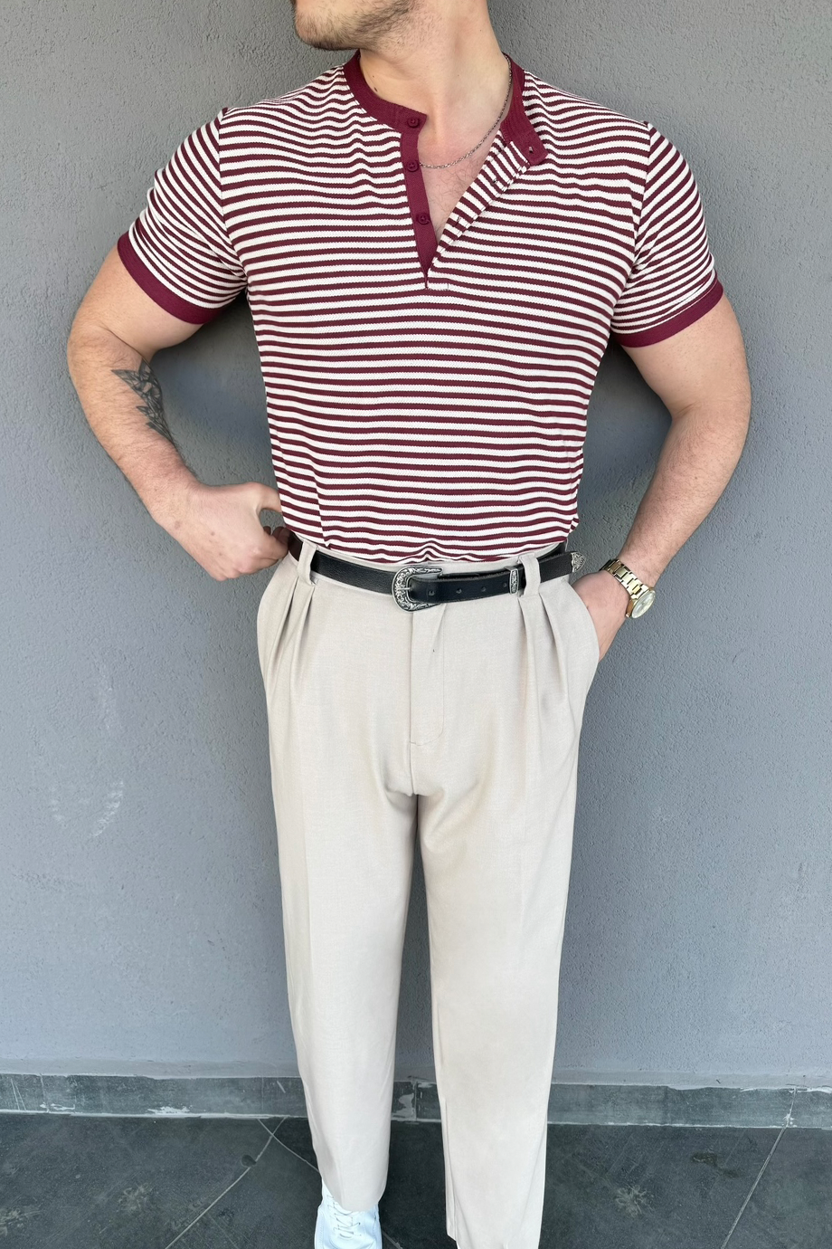 BORDO-EKRU ÇİZGİLİ HAKİM YAKA DÜĞMELİ T-SHİRT