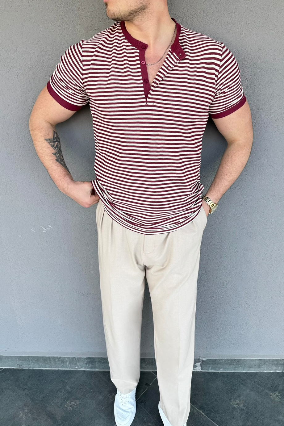 BORDO-EKRU ÇİZGİLİ HAKİM YAKA DÜĞMELİ T-SHİRT