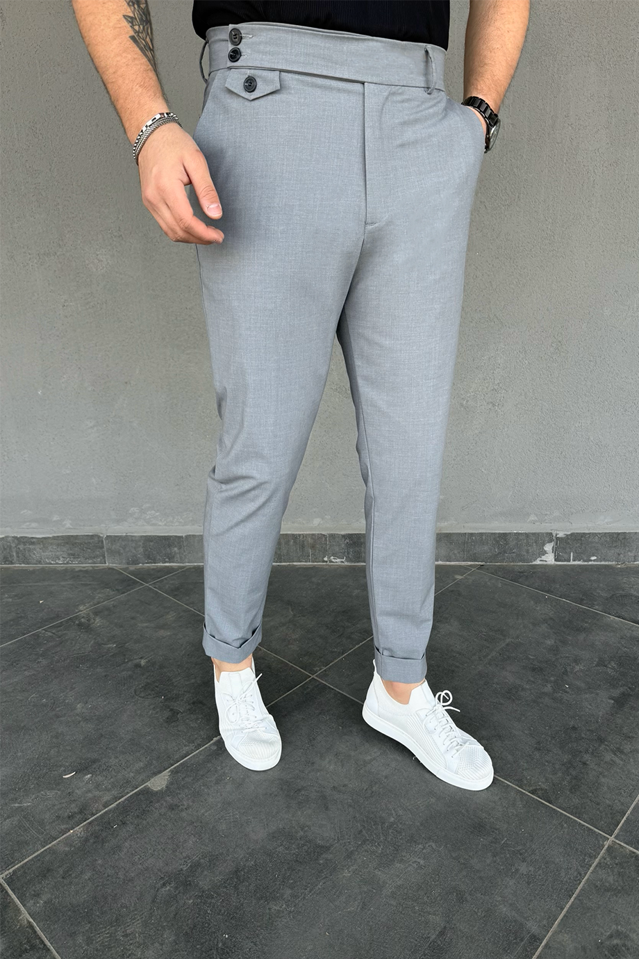 GRİ DÜĞME VE CEPÇİK DETAYLI İTALYAN KESİM PANTALON