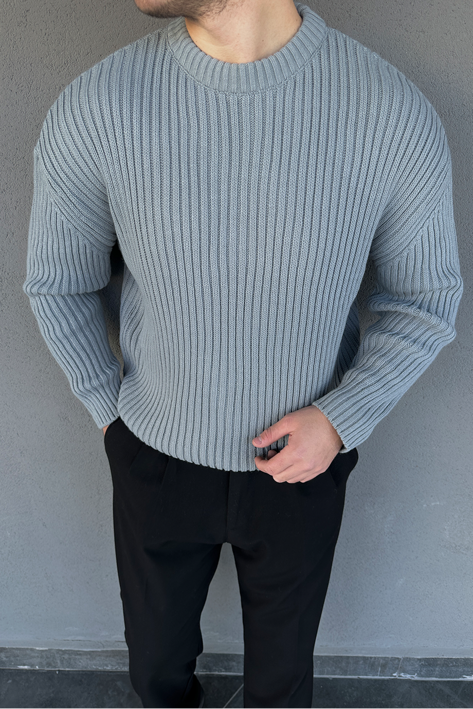 GRİ OVERSIZE KALIP ÖRME KAZAK