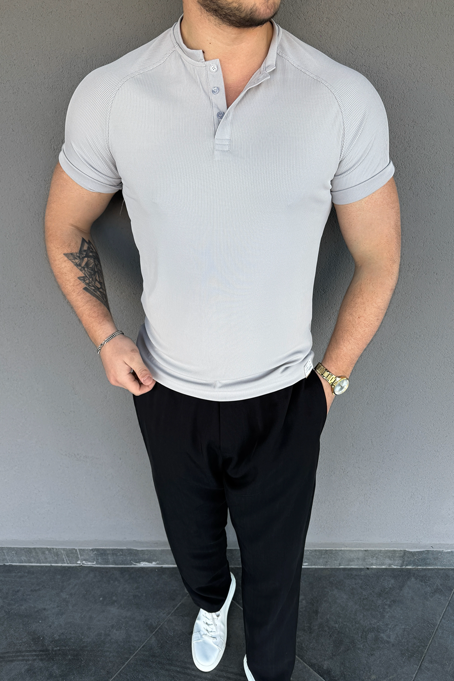 GRİ ÖZEL TASARIM AÇIK YAKA FİTİLLİ T-SHİRT